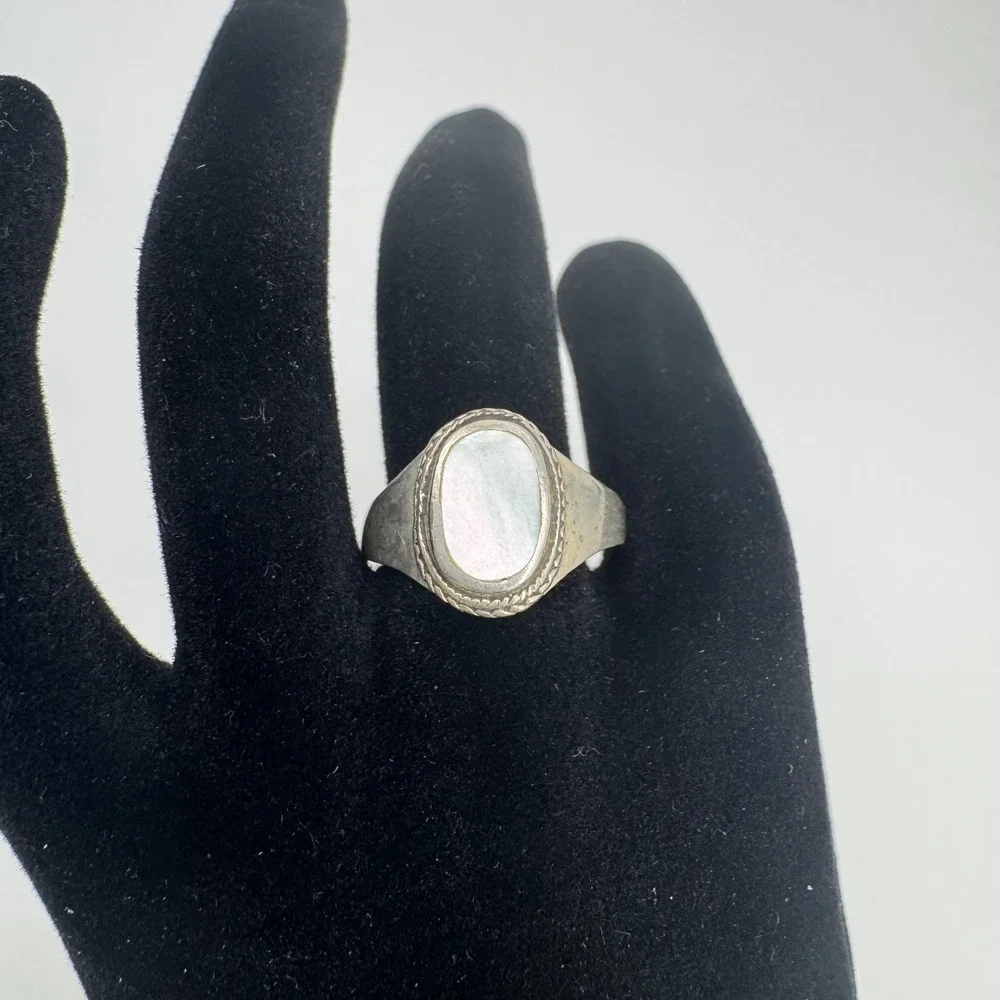 Vintage Oval Mother of Pearl 925 Silver Signet Ring